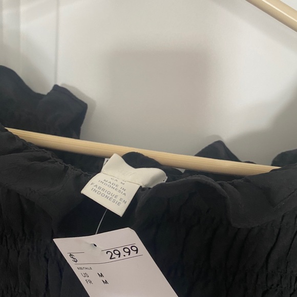 H&M Solid black top with cuff sleeve super Cute - Picture 4 of 5